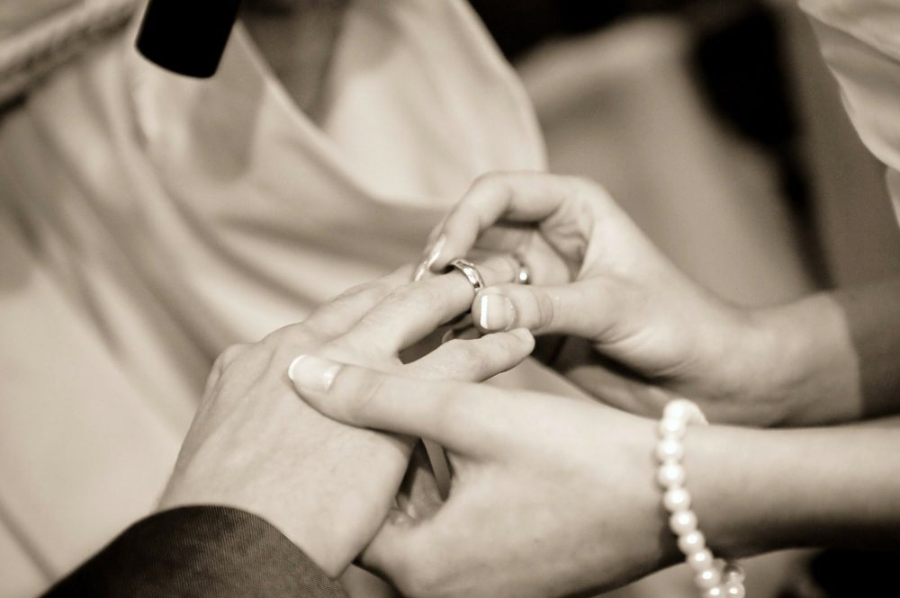 La fede nuziale...passando dall'anello di fidanzamento Tulle La fede nuziale...passando dall'anello di fidanzamento Tulle